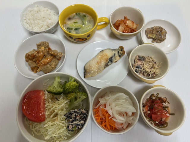 小皿に盛った料理
