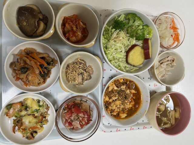 小皿に取り分けた料理