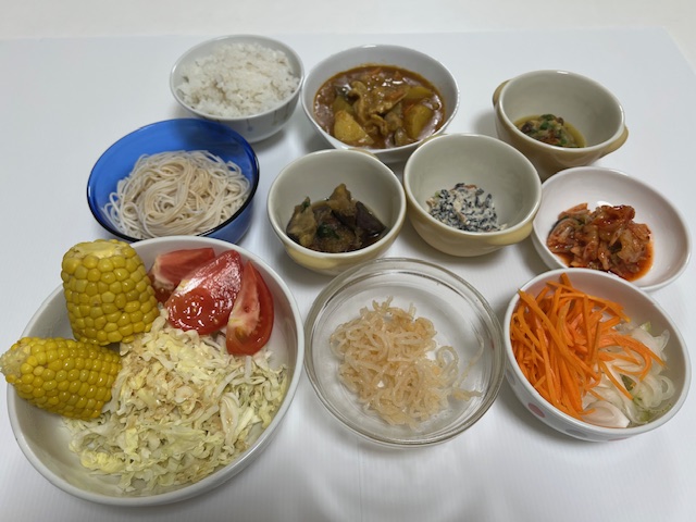 小皿に盛った料理