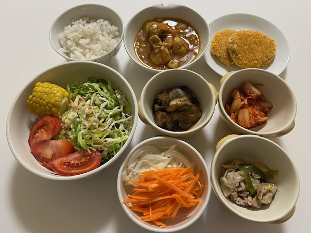 小皿に盛った料理