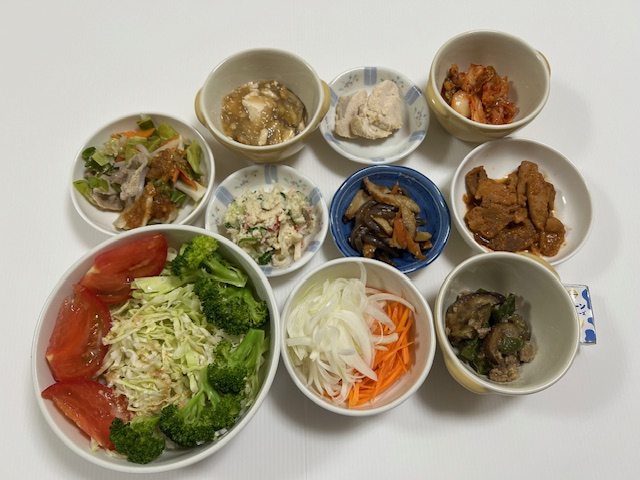 小皿に盛った料理