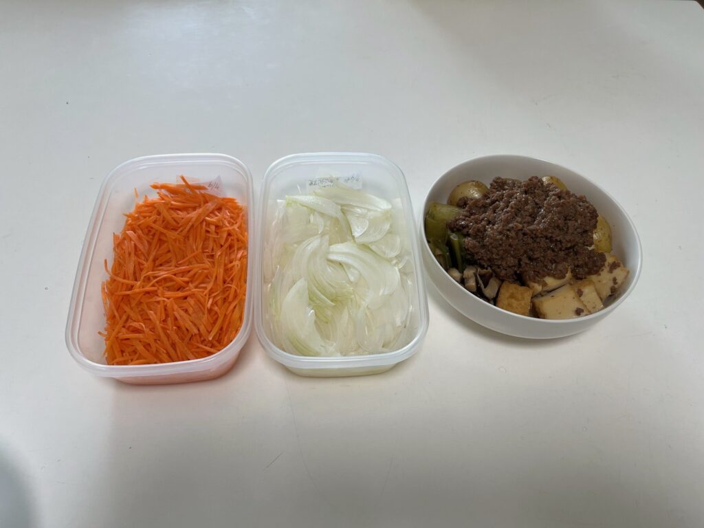 酢にんじん、酢玉ねぎ、じゃがいもとそぼろの甘辛煮