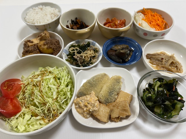小皿に盛った料理。