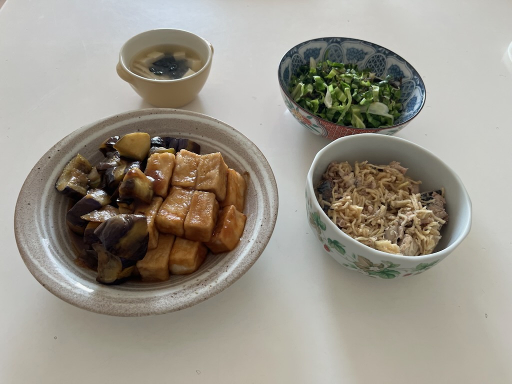 とろ旨なす高野豆腐、鶏ゆで汁のスープ、キャベツ外葉の塩昆布和え、さば缶切干