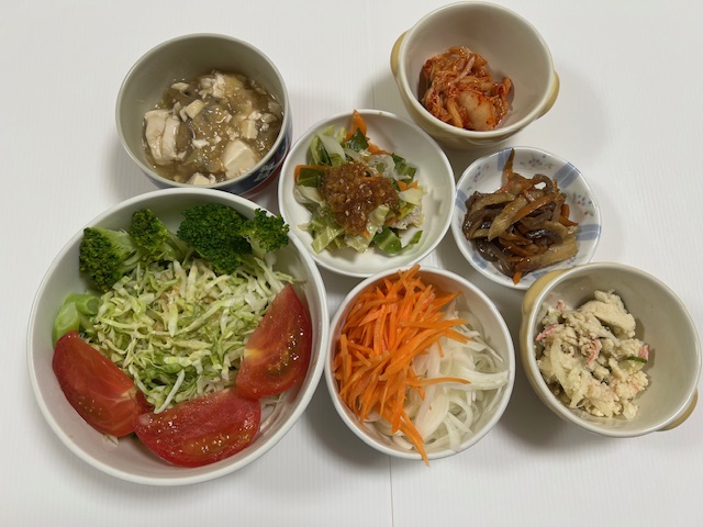 小皿に盛った料理