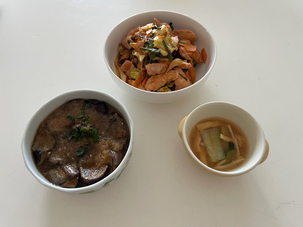 無限なす漬け、ヤンニョムチキン、みそ汁