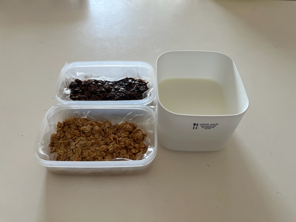 オートミールで作ったチョコクランチ、牛乳ゼリー。