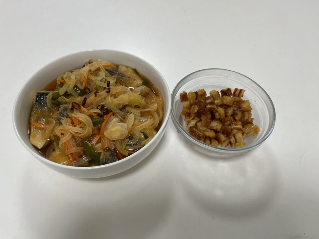 さばの南蛮漬け、ちくわの甘辛炒め。