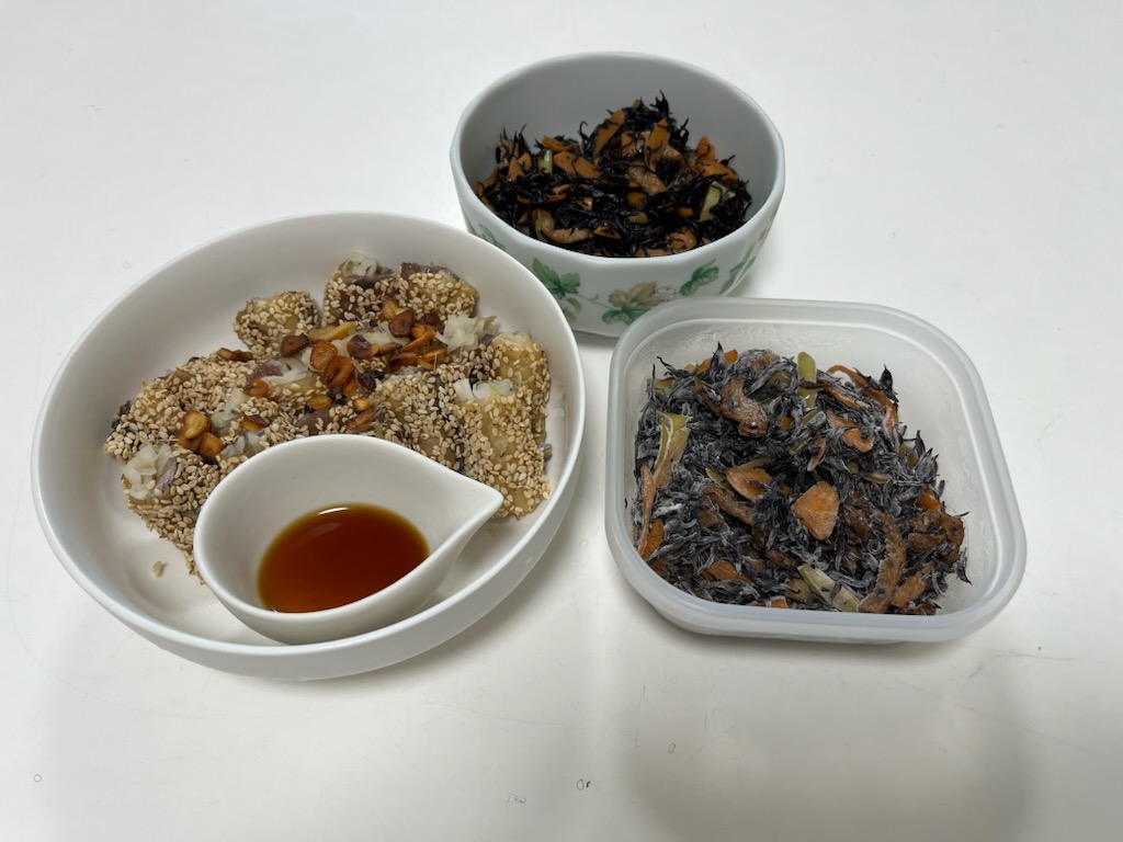かつおのゴマたっぷり生春巻き、ひじきの煮物。