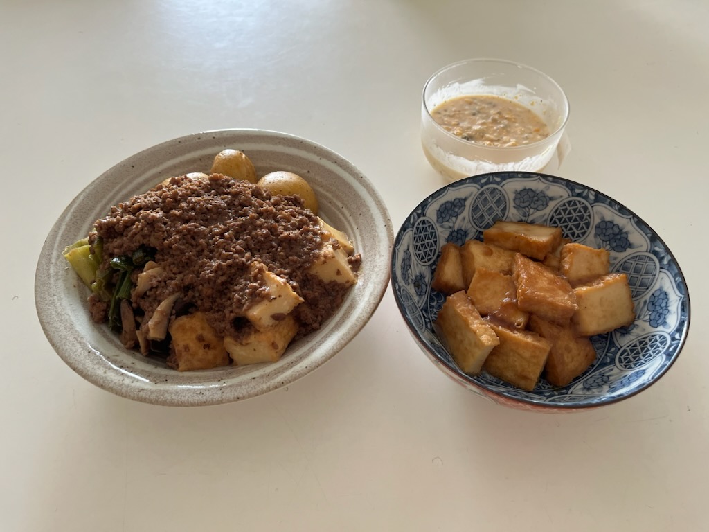 じゃがいもとそぼろの甘辛煮、厚揚げ南蛮とタルタルソース。