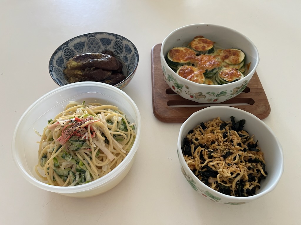 スパゲティサラダ、やみつき焼きトロなす、ズッキーニのラザニア、切干わかめ