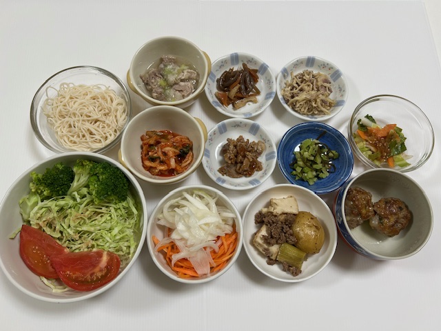 小皿に盛った料理