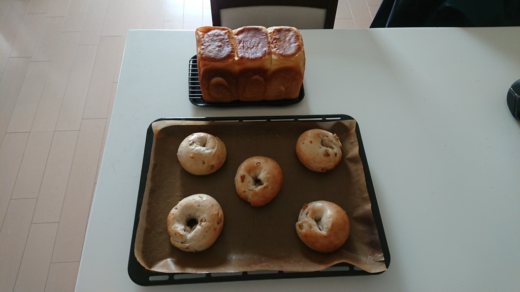 ベーグルと角食パン