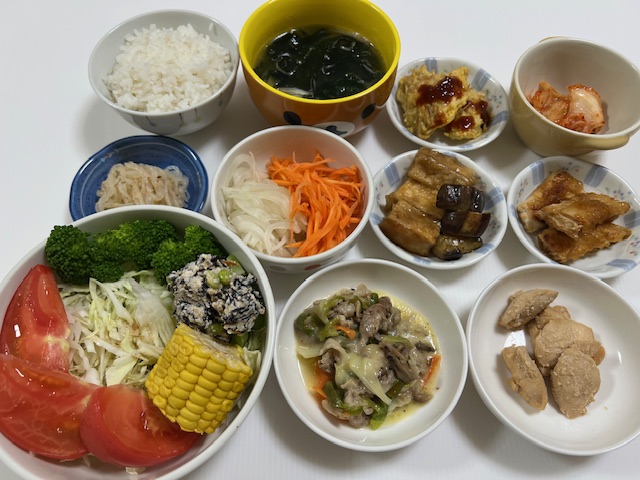 小皿に盛った料理