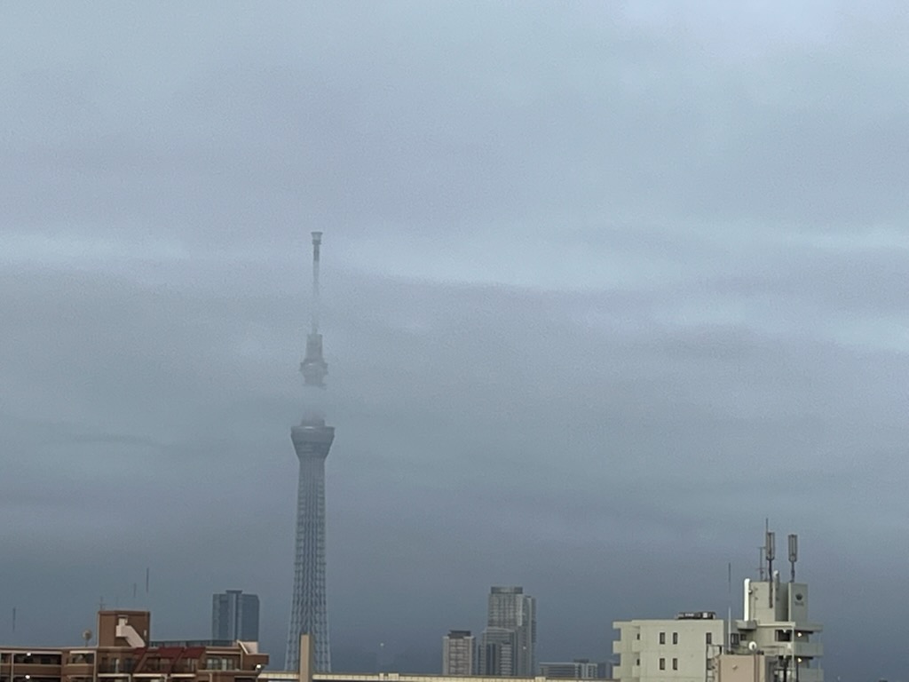 雲が無くなりつつあるスカイツリー