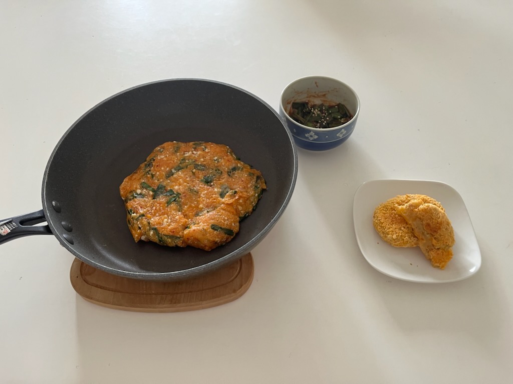 豆腐とキムチのチヂミ、ピリ辛にら漬け、焼き冷凍コロッケ