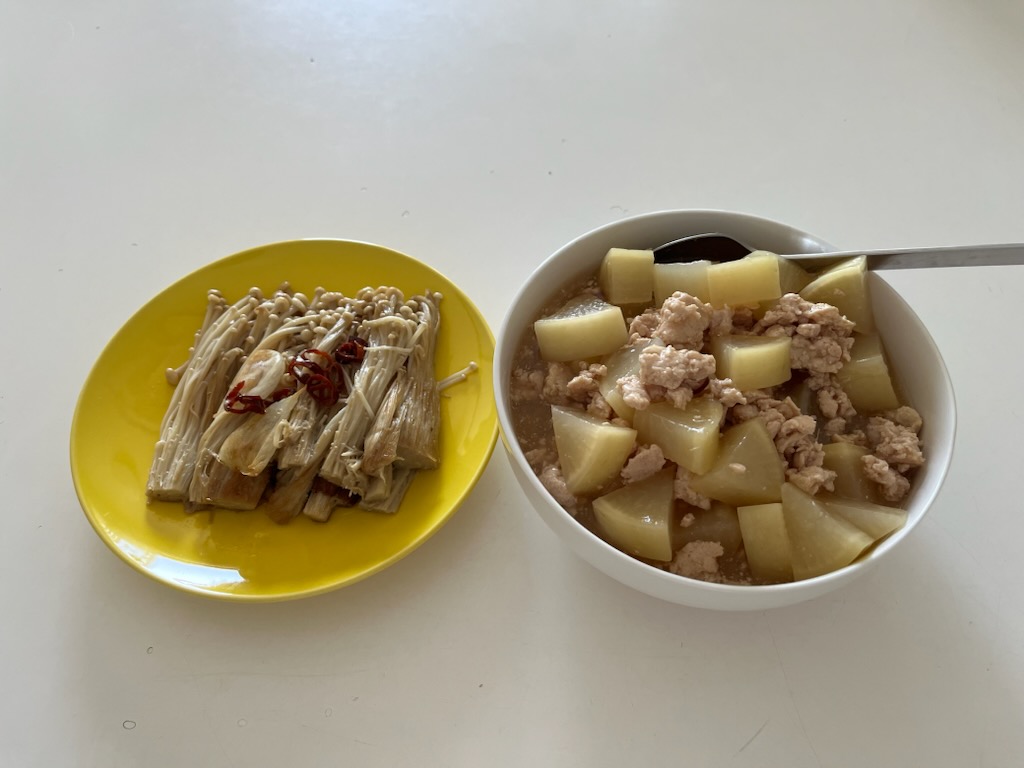 まるごとえのきステーキ、大根と鷺池ひき肉の煮物。