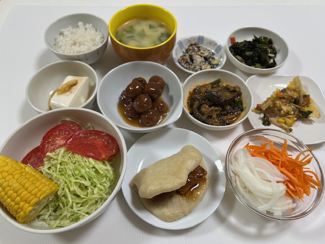 小皿に盛った料理
