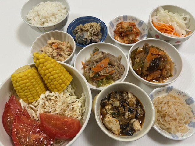 小皿に盛った料理