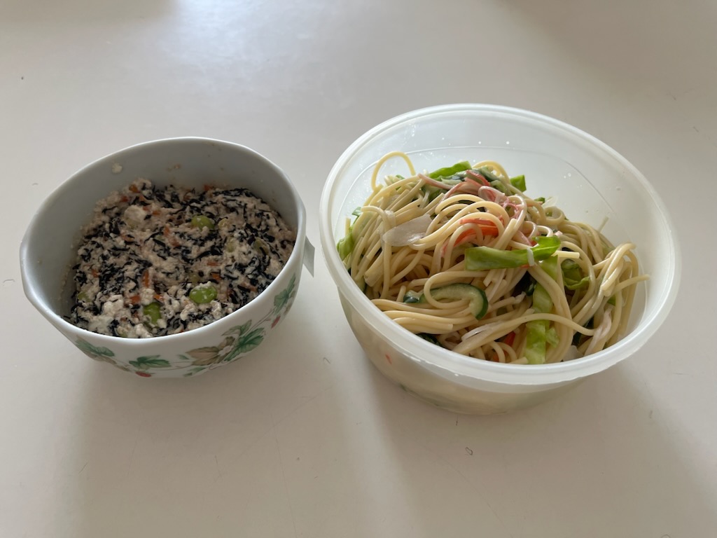 豆腐とひじきのサラダ、スパゲティサラダ。