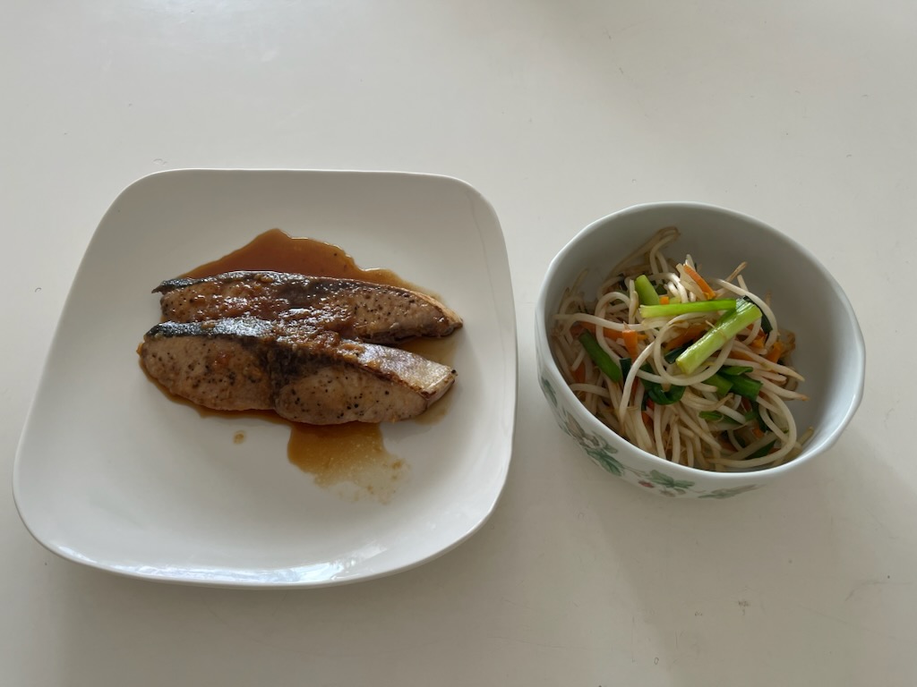 ぶりのガーリック照り焼き、もやしとにらの炒め物