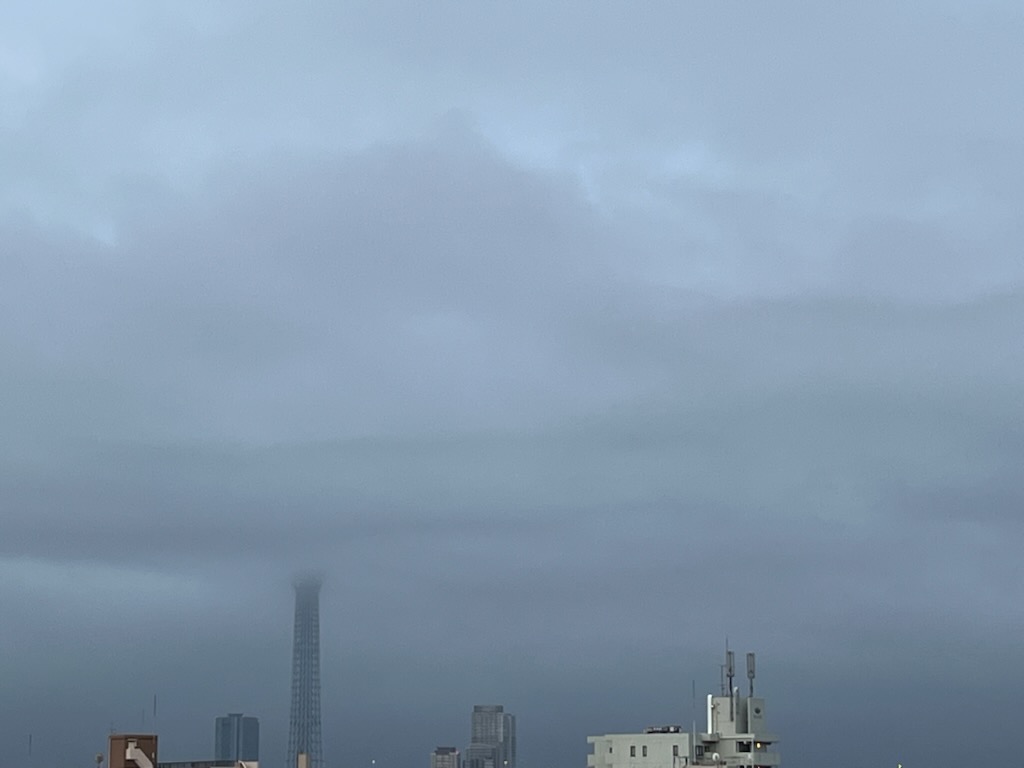 雲のかかったスカイツリー