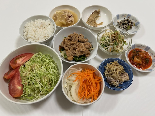小皿に盛った料理