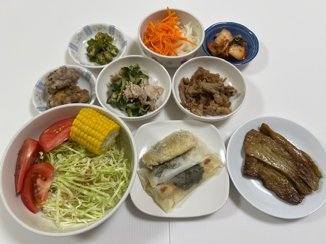 小皿に盛った料理