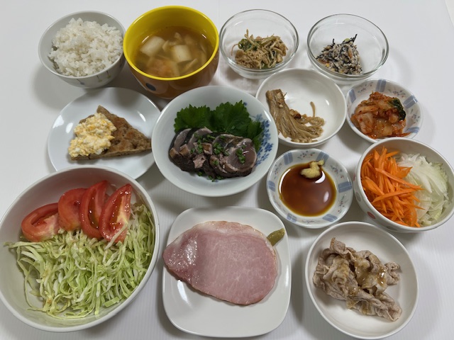 小皿に盛った料理
