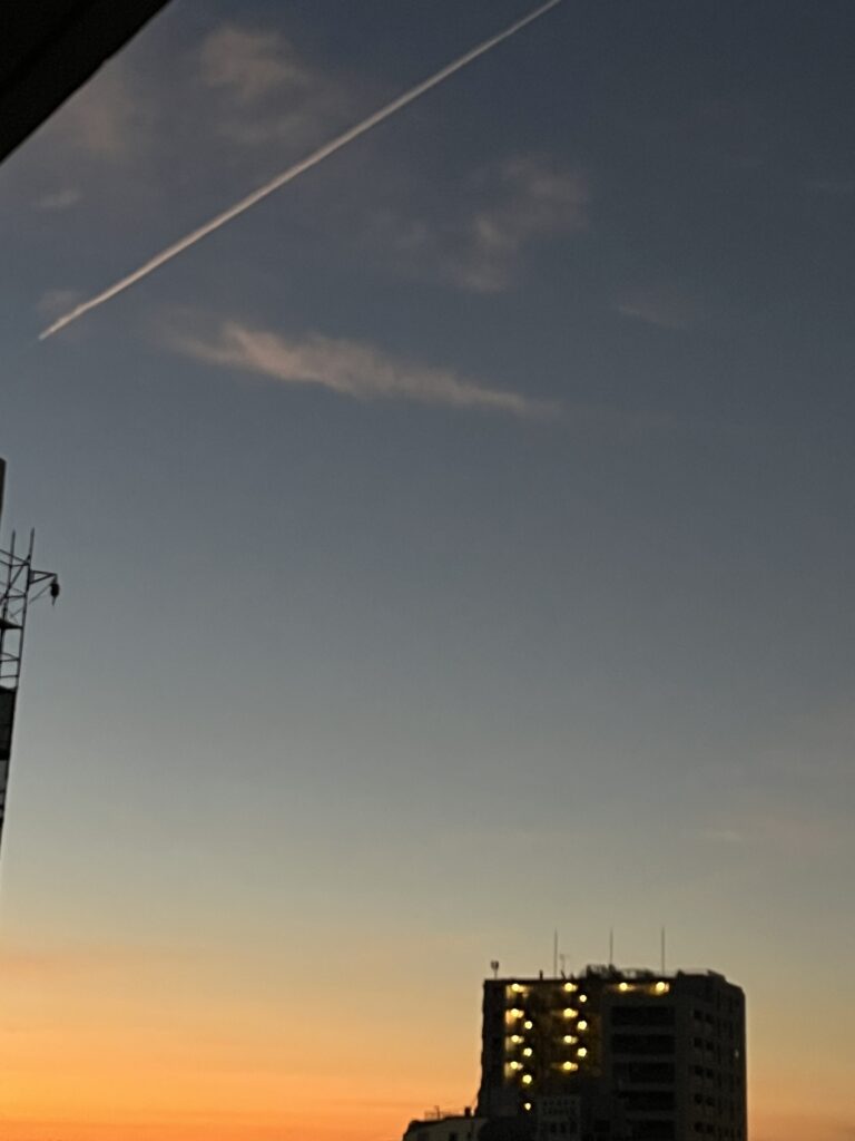 朝焼けと飛行機雲