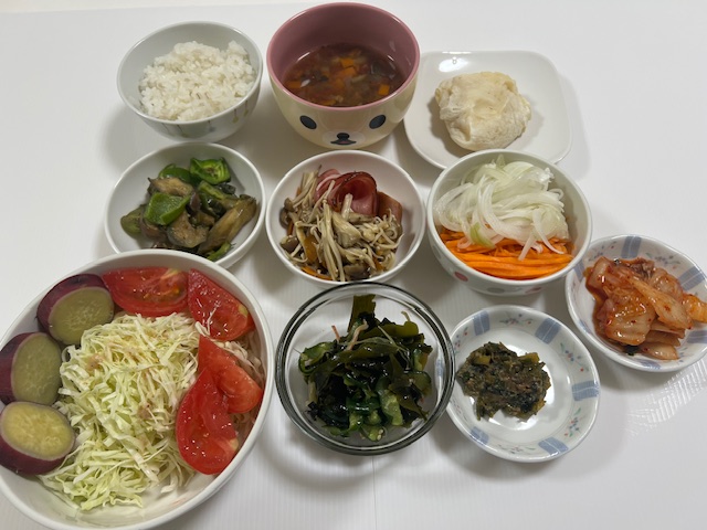 小皿に盛った料理