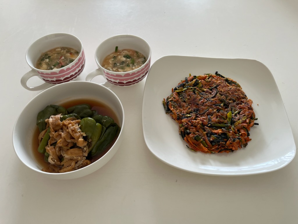 ピーマンと油揚げの煮物、生姜かに豆腐、かぼちゃと人参のガレット