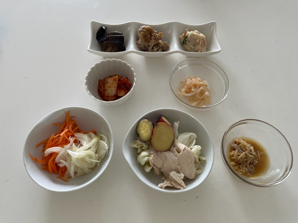小皿に盛った料理