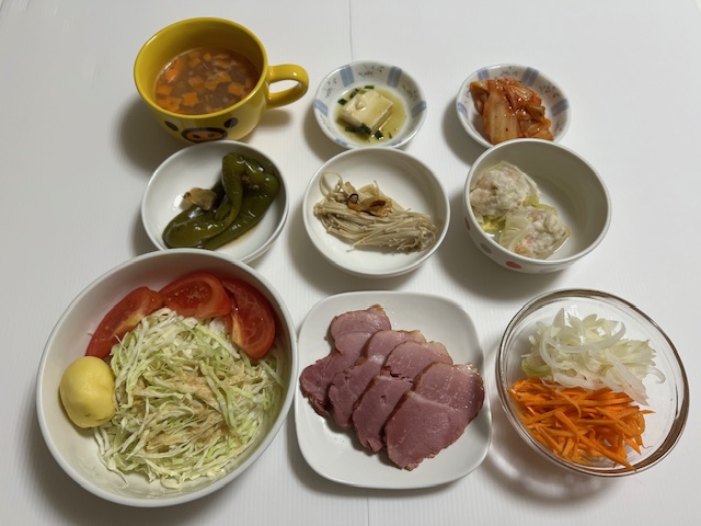 小皿に盛った料理