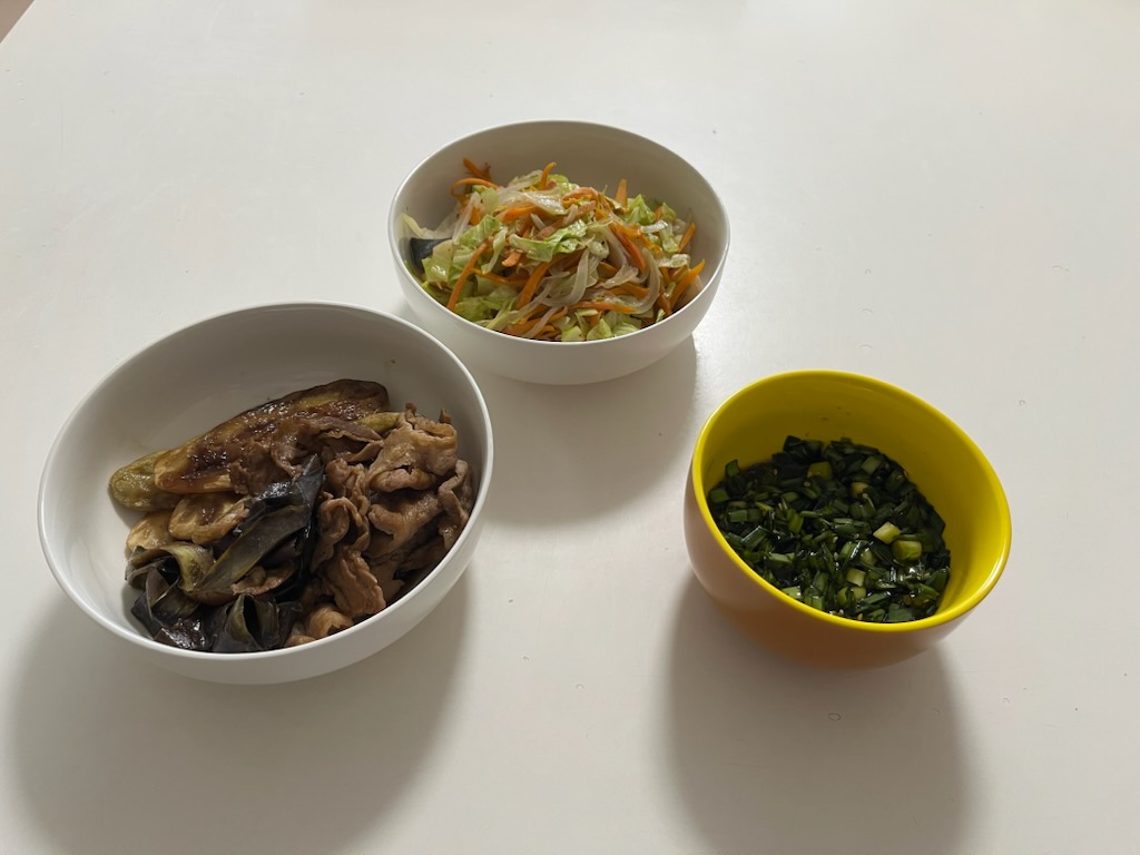 豚肉となすの蒲焼、鮭と野菜のソテー、にらダレ