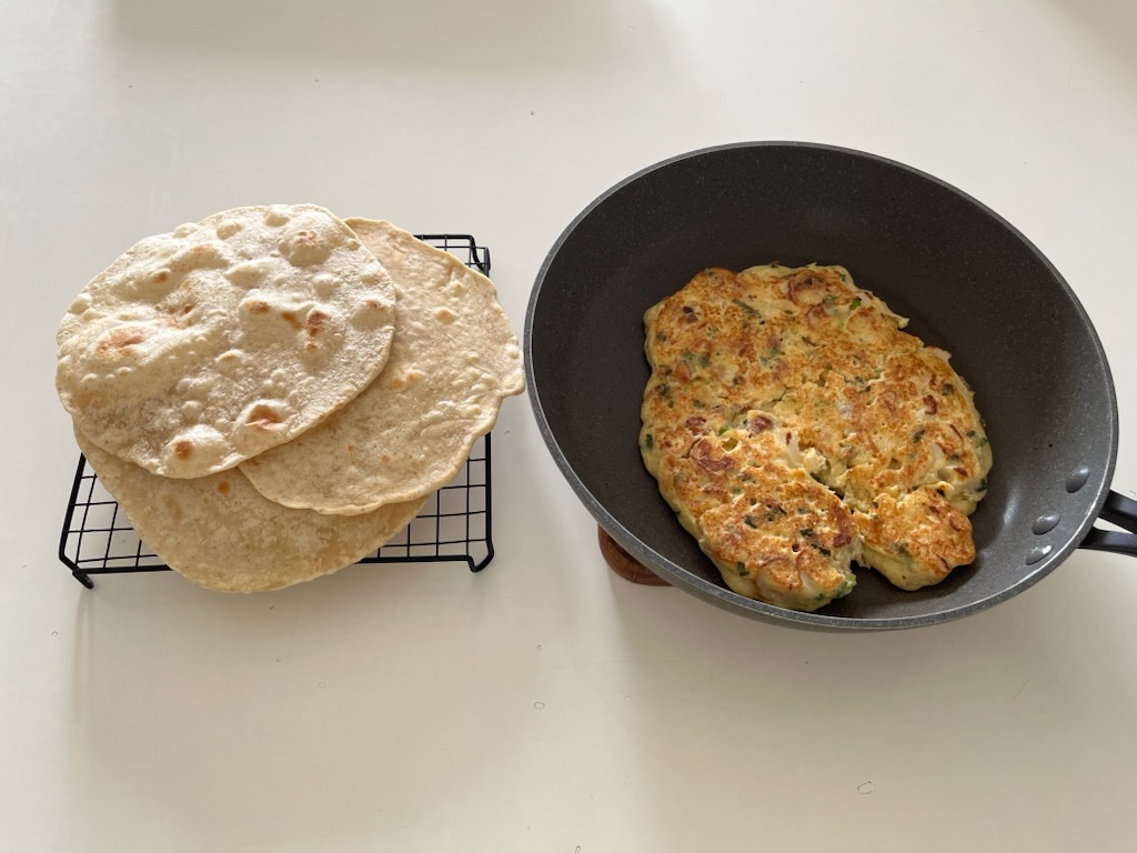 トルティーヤ、豆腐とちくわのお好み焼き風