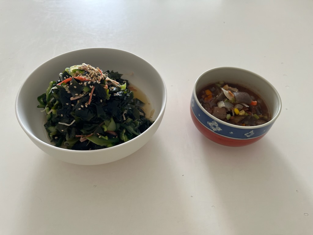 わかめときゅうりの中華サラダ、ミネストローネ。