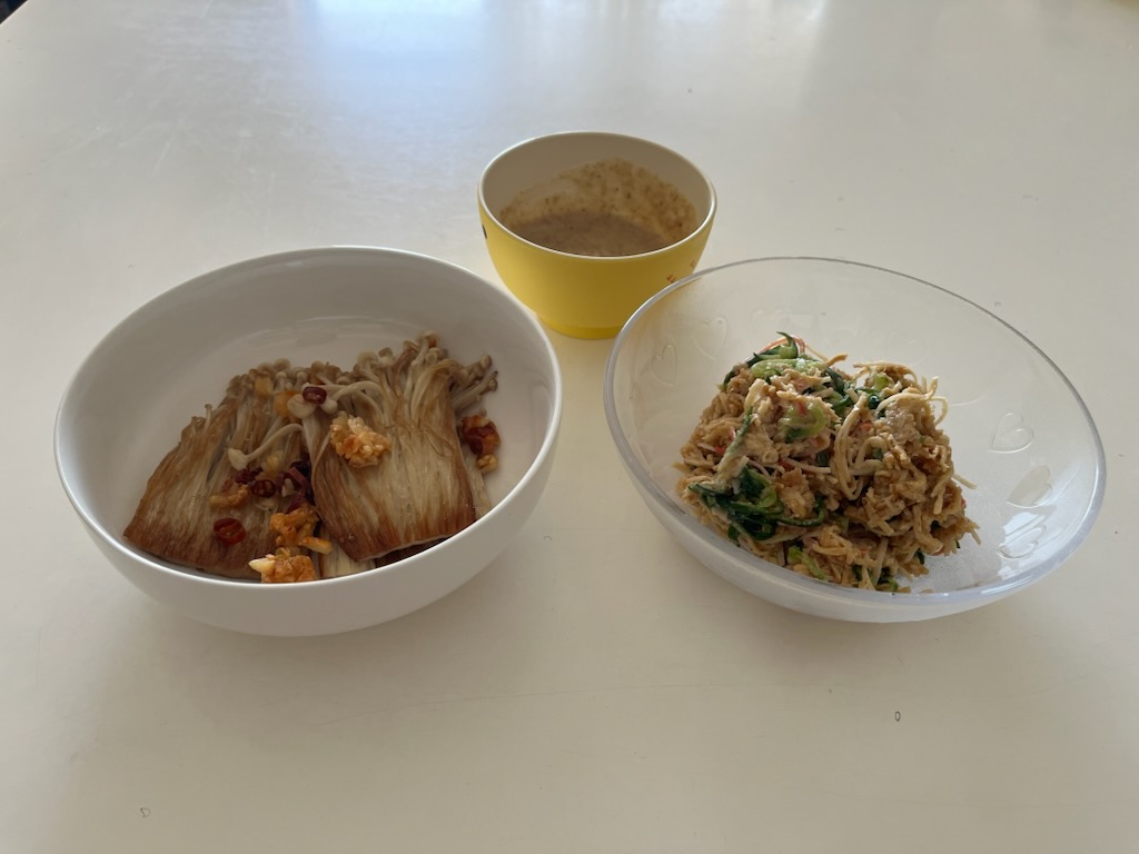 まるごとえのきステーキ、ごまだれ、切干とカニカマのサラダ。