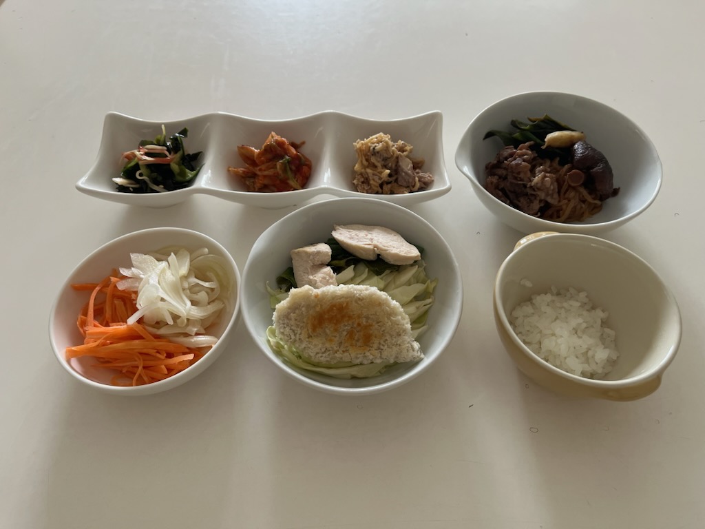 小皿に盛った料理