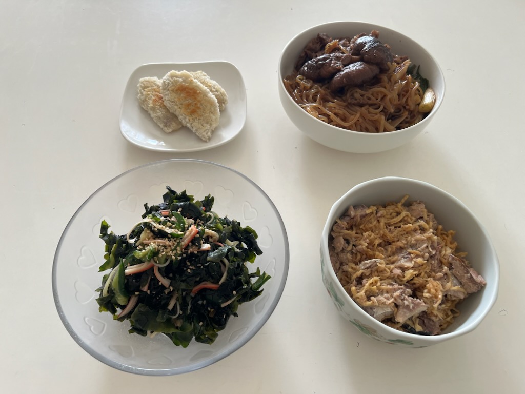 わかめサラダ、アジフライ、すき焼き風煮、さば缶切干