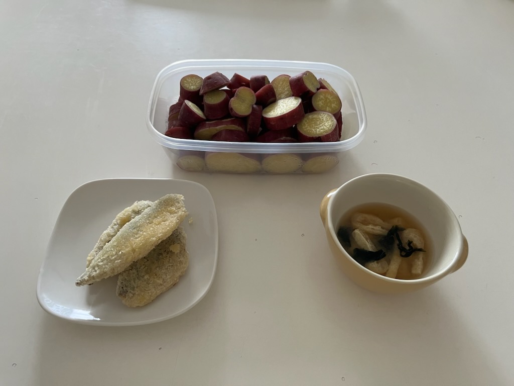 アジフライ、茹でさつまいも、茹で汁の味噌汁。