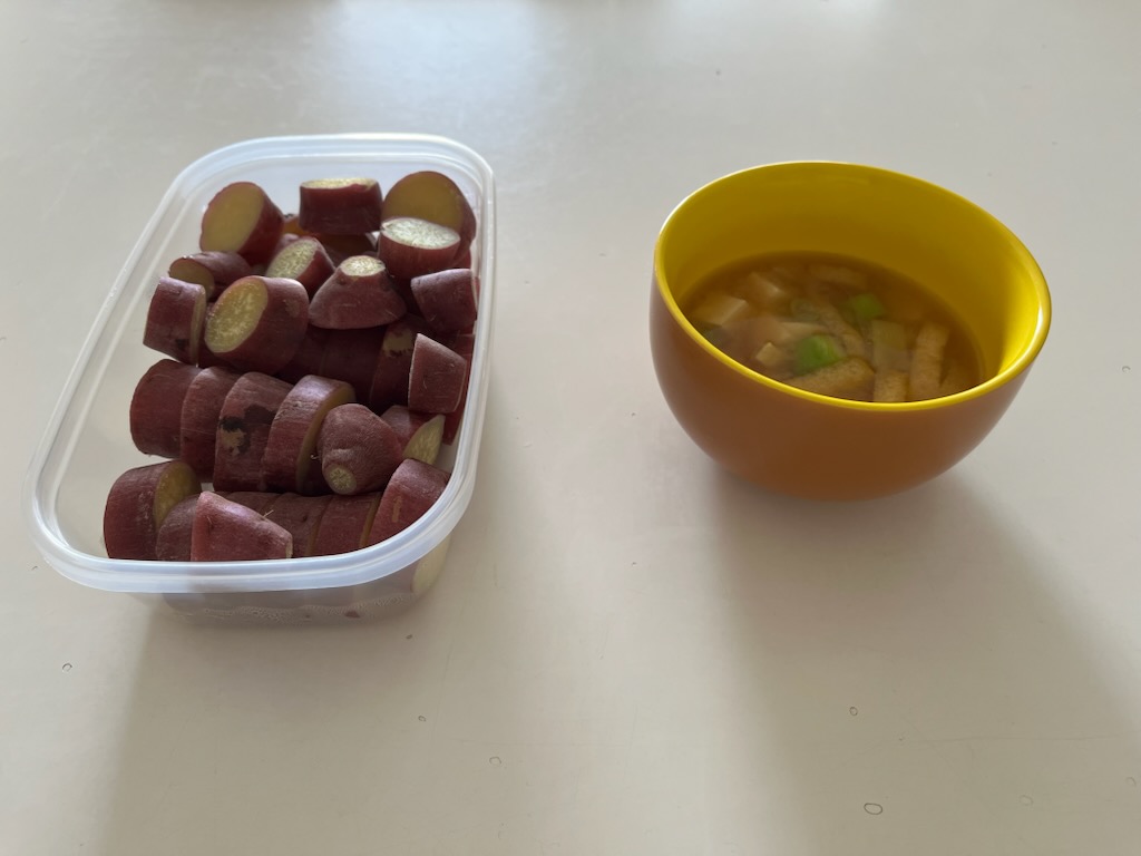 ゆでさつまいも、みそ汁