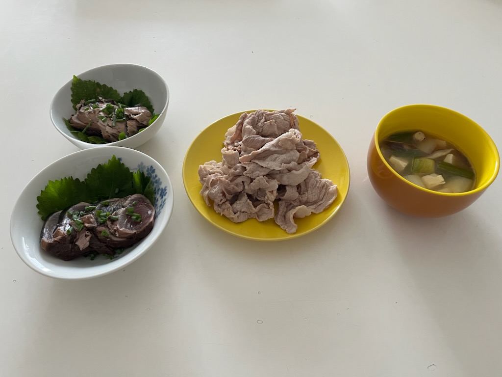 かつおのお刺身、ゆで豚、豚汁