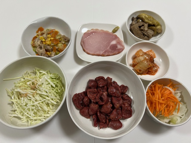 小皿に盛った料理