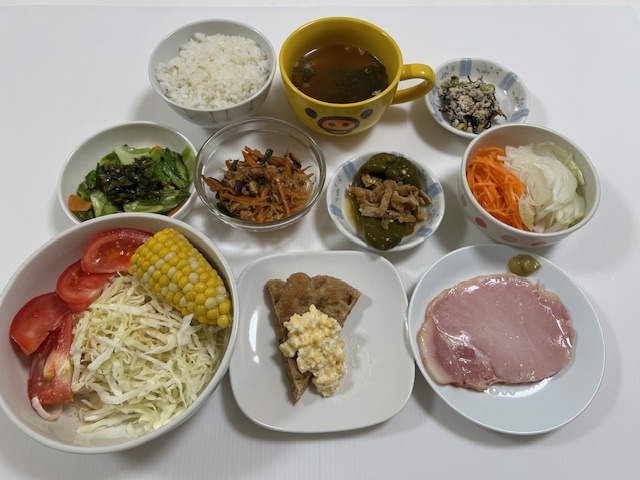 小皿に盛った料理