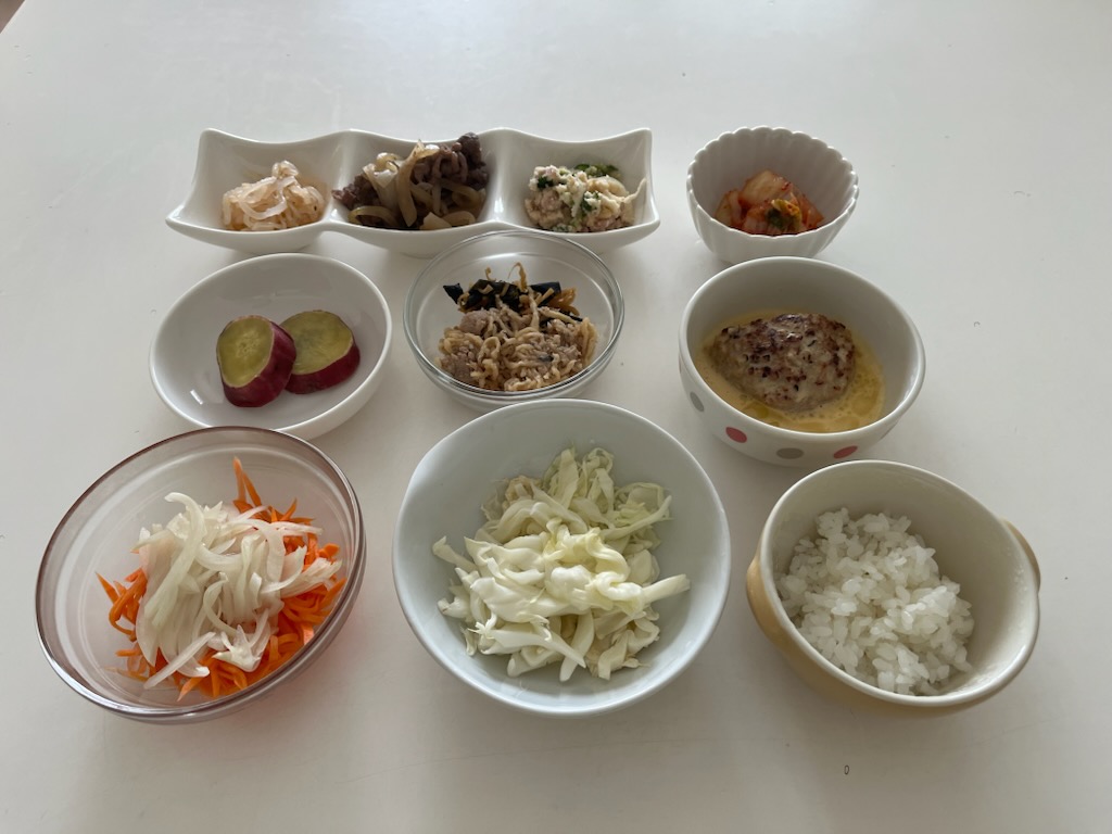 小皿に盛った料理