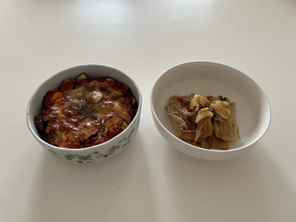 なすのミートソースグラタン、えのきのペペロンチーノ風。