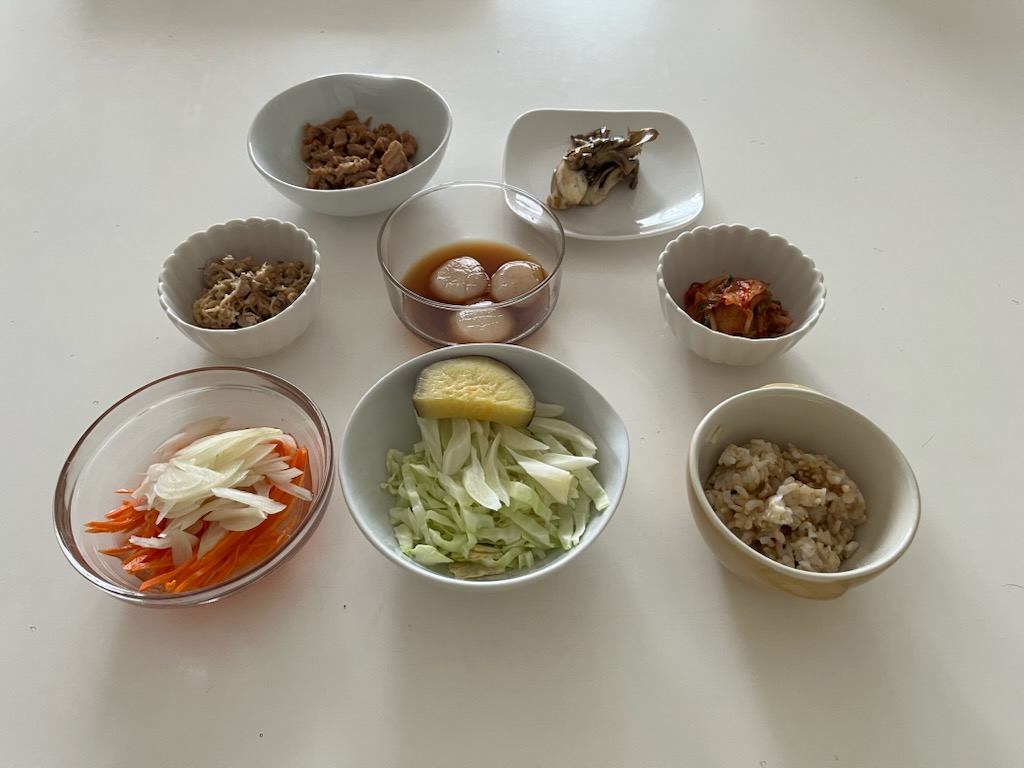 小皿に盛った料理