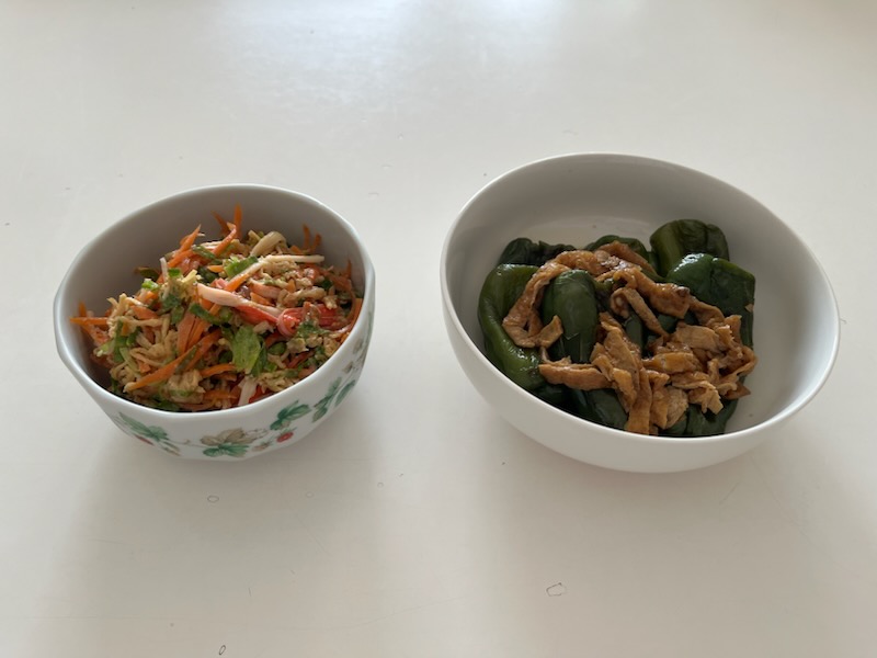 切干大根とカニカマのサラダ、ピーマン丸ごと煮