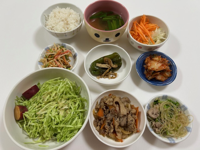 小皿に盛った料理